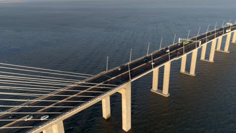 video aéreo de aviones no tripulados del puente ponte vasco da gama con coches pasando