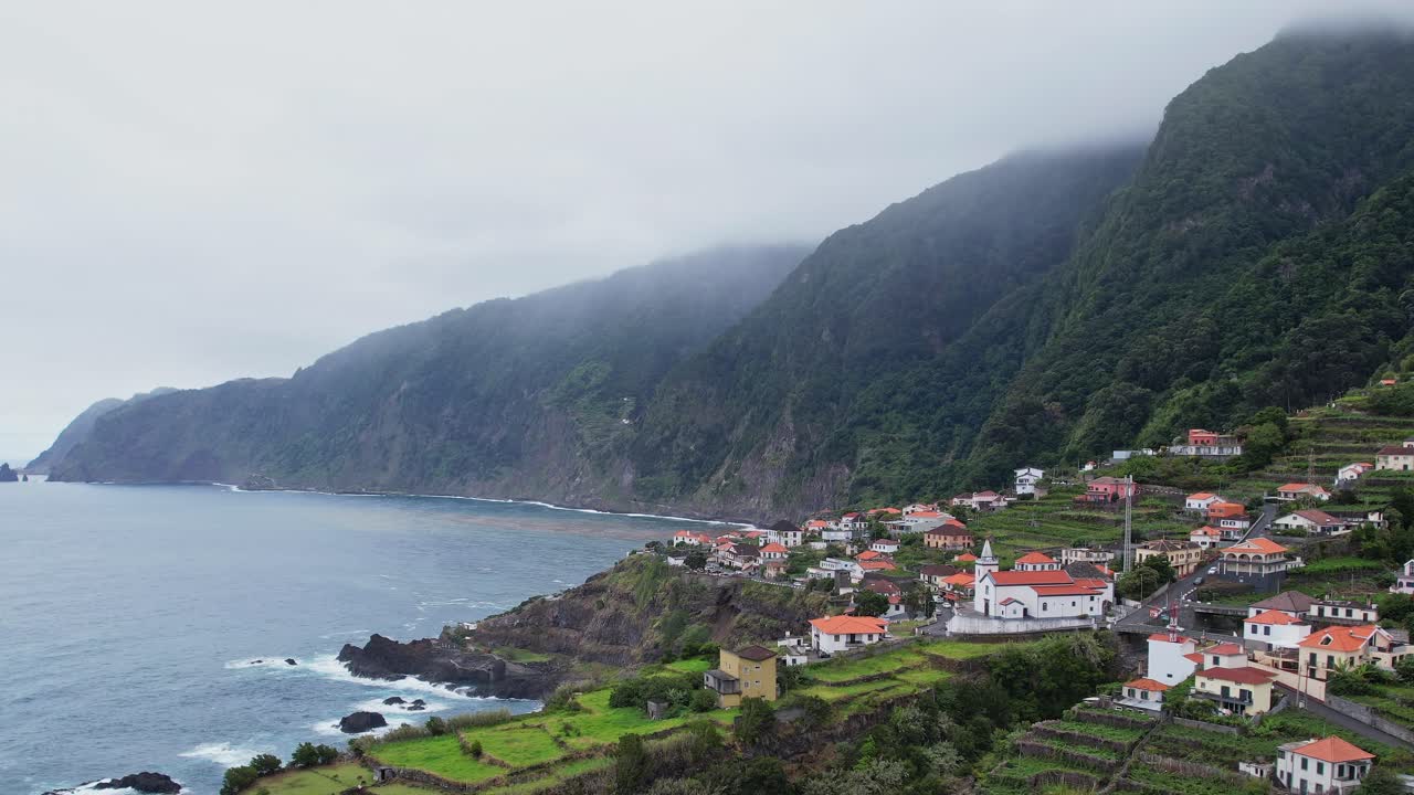 Vista aérea deslumbrante de uma vila costeira na Madeira, Portugal
