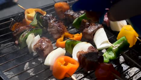 Brochetas-De-Carne-Y-Verduras-Sobre-Briquetas-De-Carbón-Caliente-A-La-Parrilla-Al-Aire-Libre