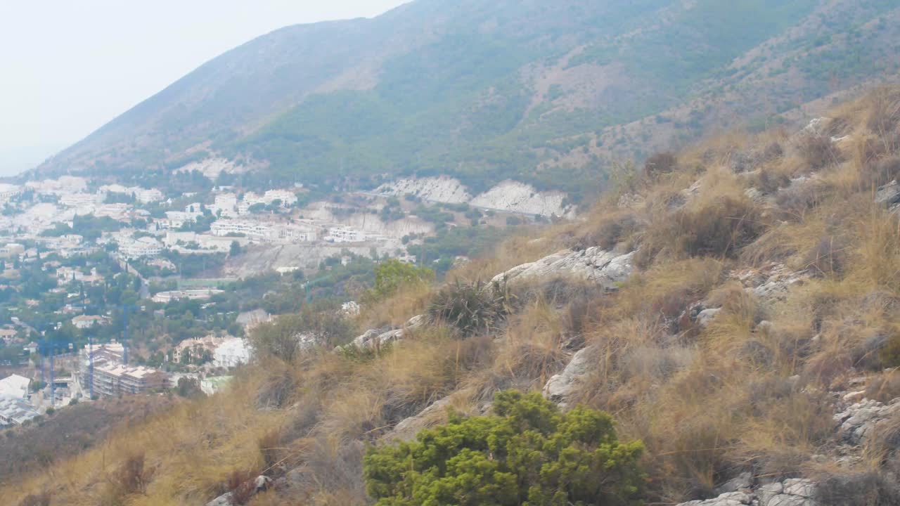 vista de la ciudad costera española durante un paseo en el teleférico
