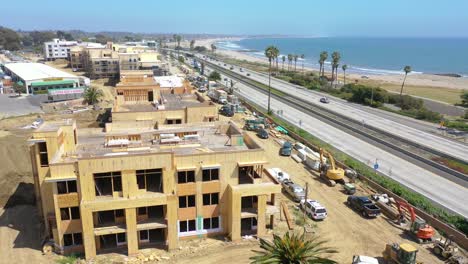 Antena-Creciente-De-Condominios-Y-Construcción-De-Desarrollo-A-Lo-Largo-De-La-Costa-Del-Pacífico-Cerca-De-Ventura-California-1