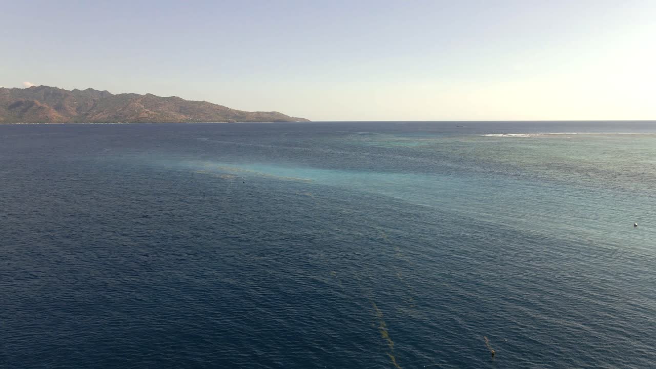 날씨가 좋을 때 사람들을 롬복 섬으로 데려가는 보트 여행