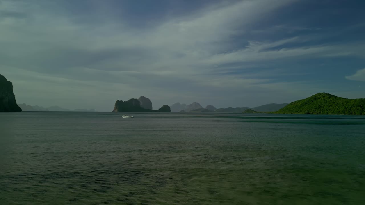 필리핀의 녹색 언덕 섬에서 바다에서 보트, 넓은 앞으로 공중
