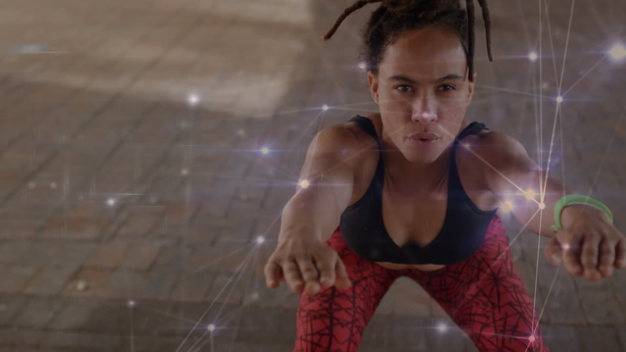 animación de conexiones sobre mujer biracial en forma haciendo sentadillas