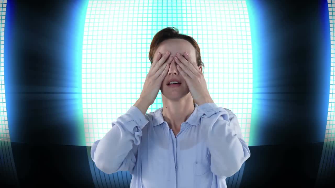 animación de una mujer caucásica preocupada sobre las luces parpadeando