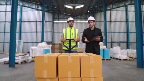 los trabajadores de la fábrica entregan cajas paquete en un carro empujador en el almacén .