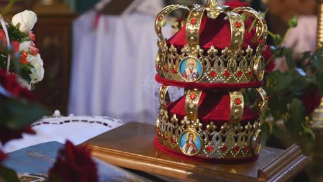 atributos de la iglesia para la ceremonia de bodas. coronas de oro están en el altar. atributos del sacerdote. interior de la iglesia