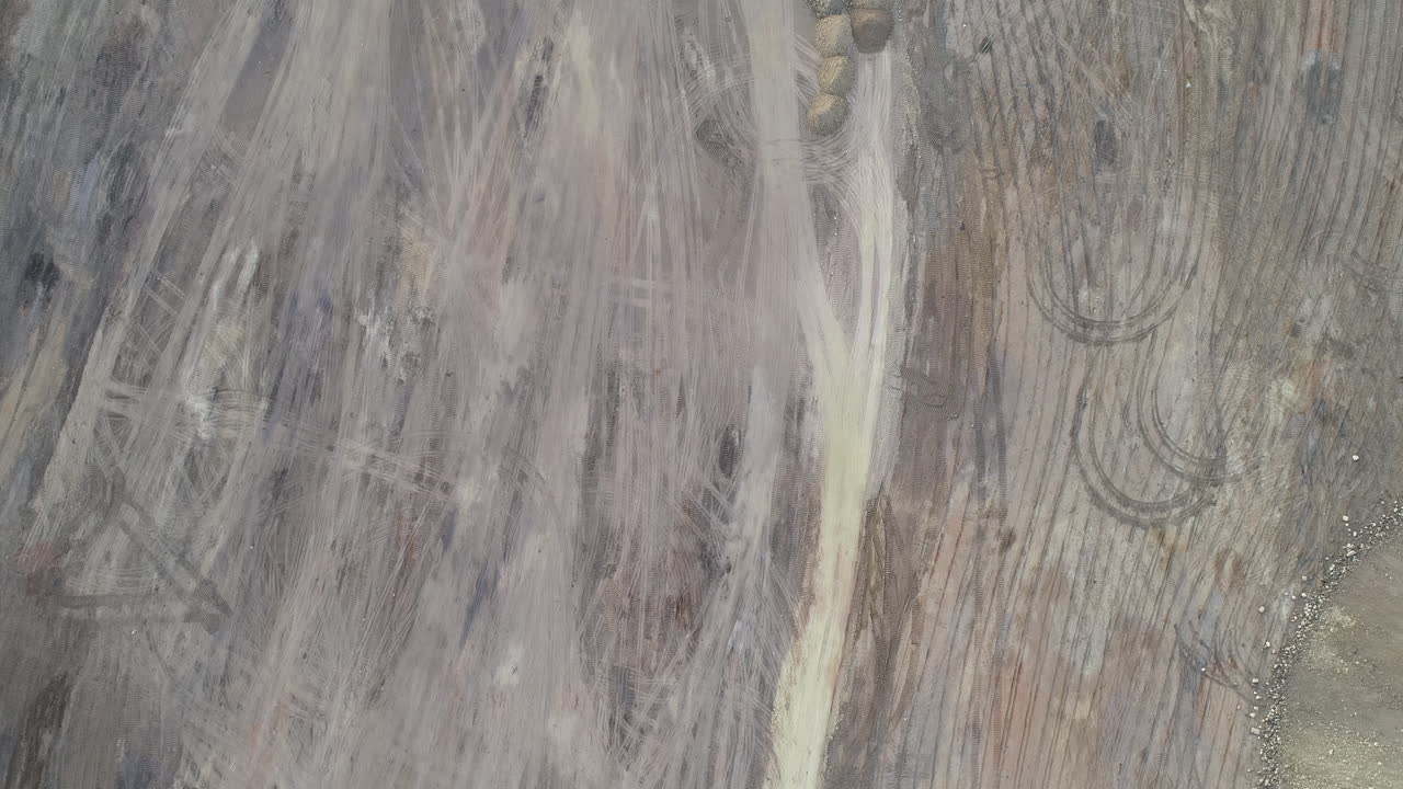 suave sobrevuelo de la cantera que muestra las numerosas líneas creadas por la maquinaria