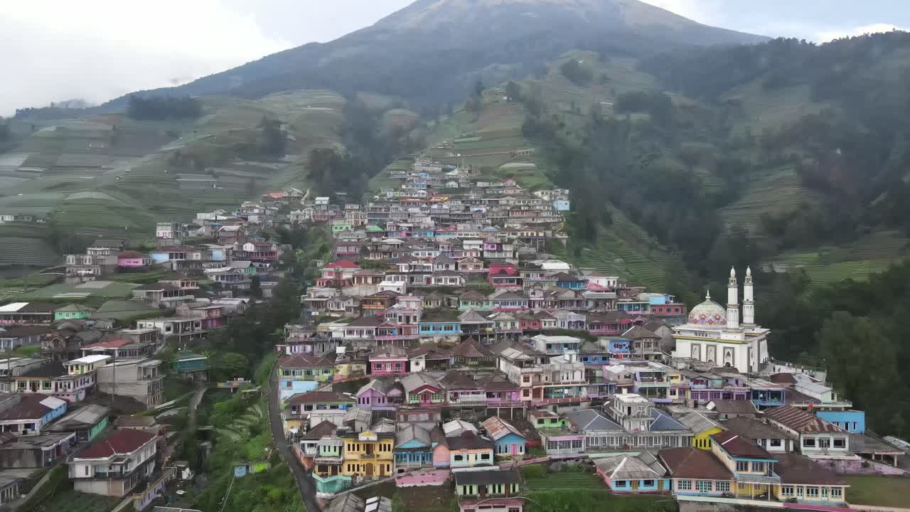 vista aérea de filas de casas en nepal van java que es un pueblo turístico en las laderas del monte sumbing, magelang, java central