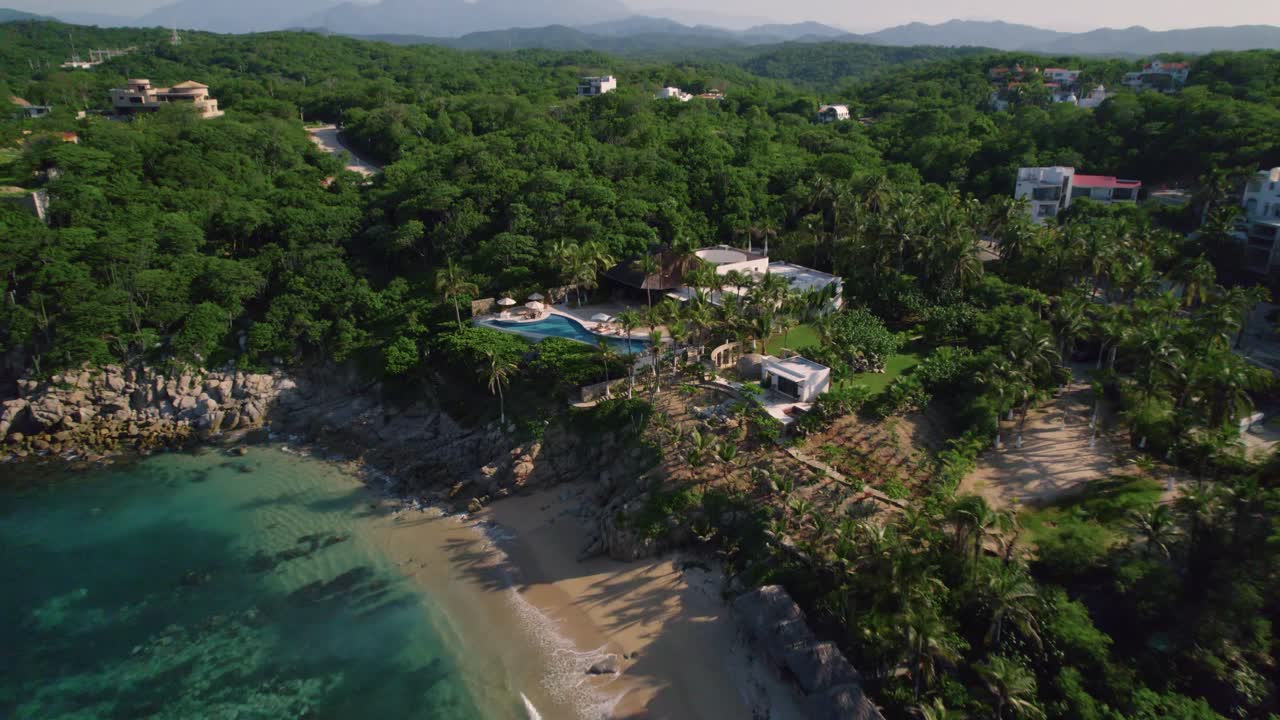 vista aérea de la playa de huatulco, el bosque exuberante y las casas, méxico