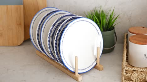placas de cerámica azules y blancas en un soporte de madera