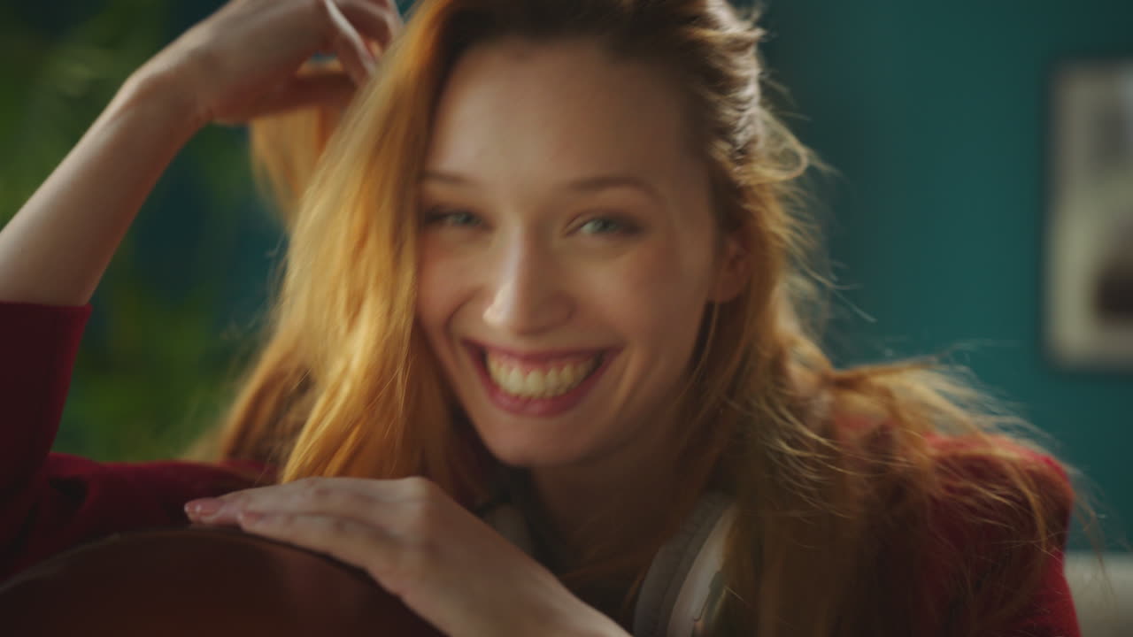 mujer sonriendo mirando a la cámara