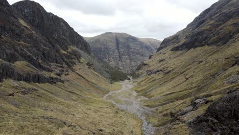 4K-Drohnenansicht-Des-Verlorenen-Tals-Von-Schottland