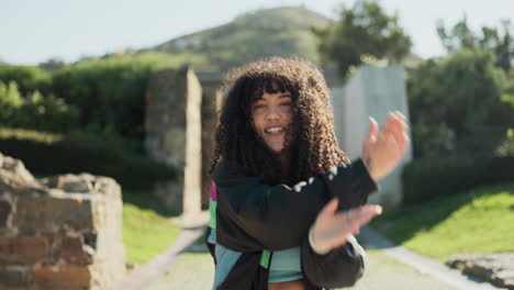 danza, energía y una mujer caminando en un parque durante