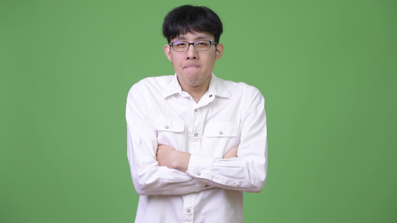 분노한 젊은 아시아 사업가, 팔을 고