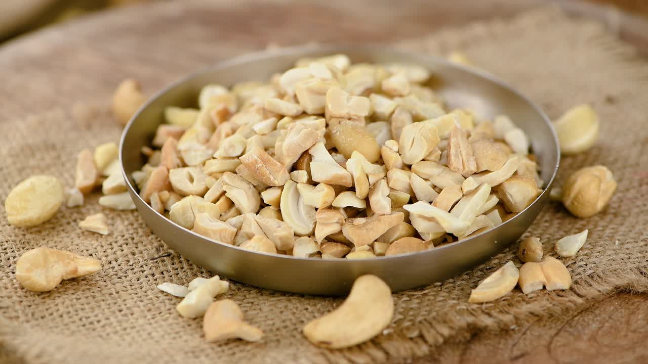 회전하는 판에 개진 캐슈 견과류 (무 이 가능한)