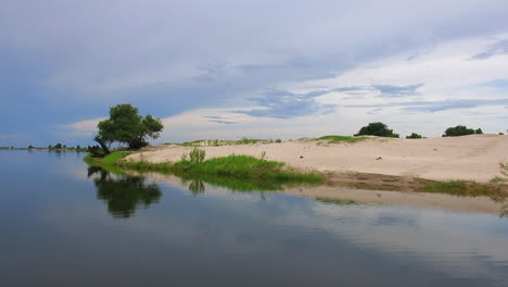 la vista del río chobe desde un pequeño bote dedicado a la fotografía