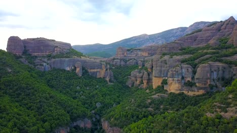 Vista-Aérea-De-La-Montaña-De-Formación-Rocosa-Roca-Del-Corb-En-Los-Pirineos-En-España