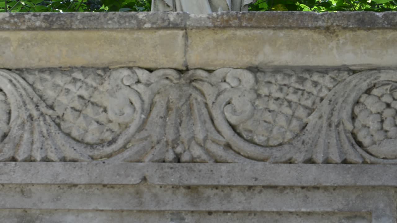 Monumento tra gli alberi. Leopoli, Ucraina. Cimitero di Lychakiv, il complesso storico e commemorativo (dal 1991) a Leopoli, nel quartiere storico di Lychakiv, uno dei cimiteri più antichi dell'Ucraina
