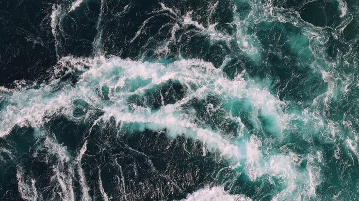 Blaue Wasserwellen von Fluss und Meer treffen bei Ebbe und Flut aufeinander