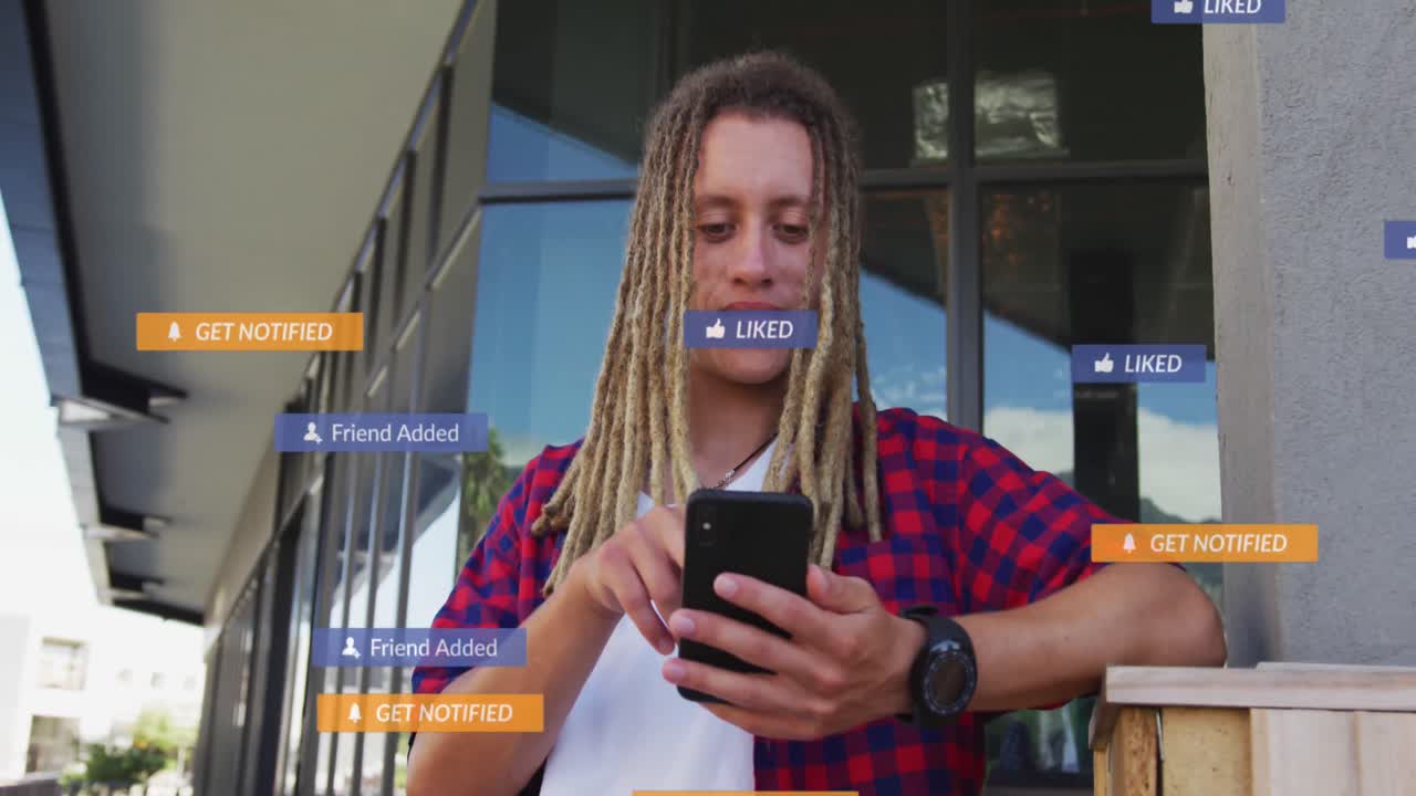 animación de iconos de redes sociales con textos sobre hombre biracial usando un teléfono inteligente.