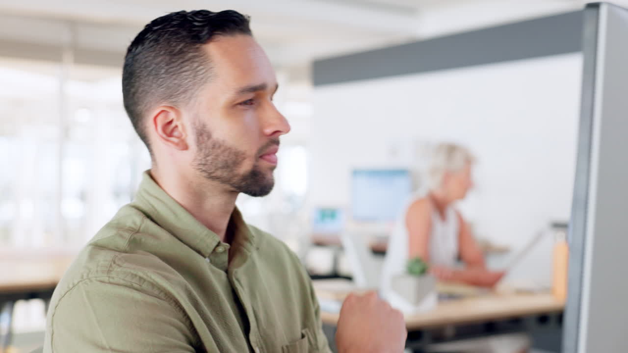 empleado, pensando y planificando la estrategia corporativa