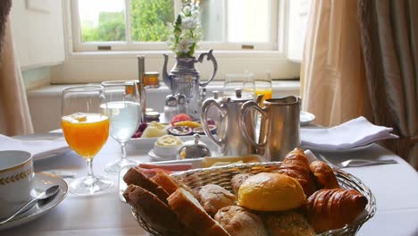 mesa de desayuno junto a una ventana