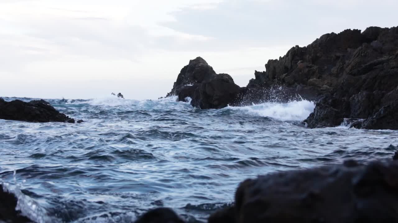 Onde oceaniche che si infrangono sugli scogli, Tenerife.