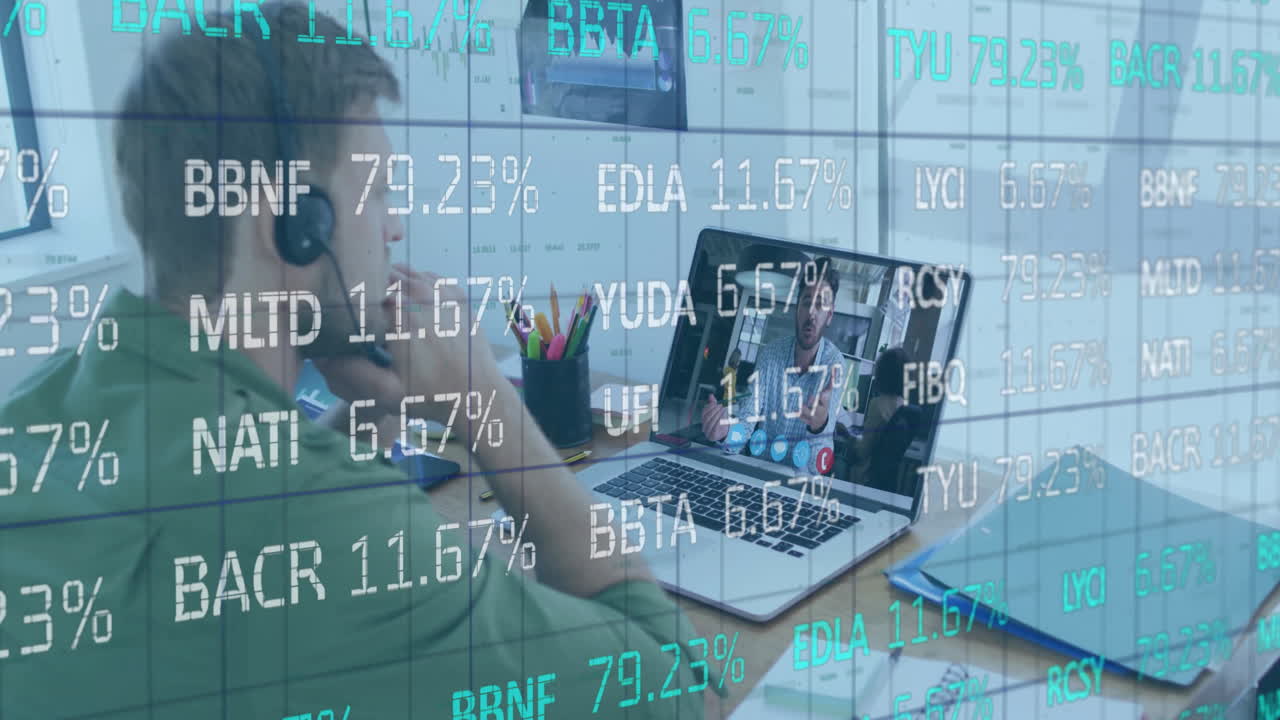 비디오 통화를 위해 노트북을 사용하는 백인 사업가에 대한 금융 데이터 처리의 애니메이션