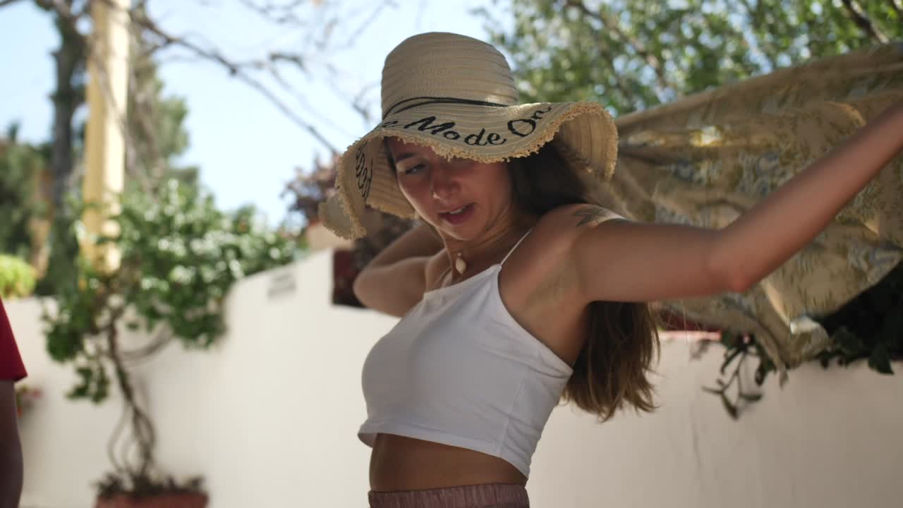 молодая женщина посещает рынок