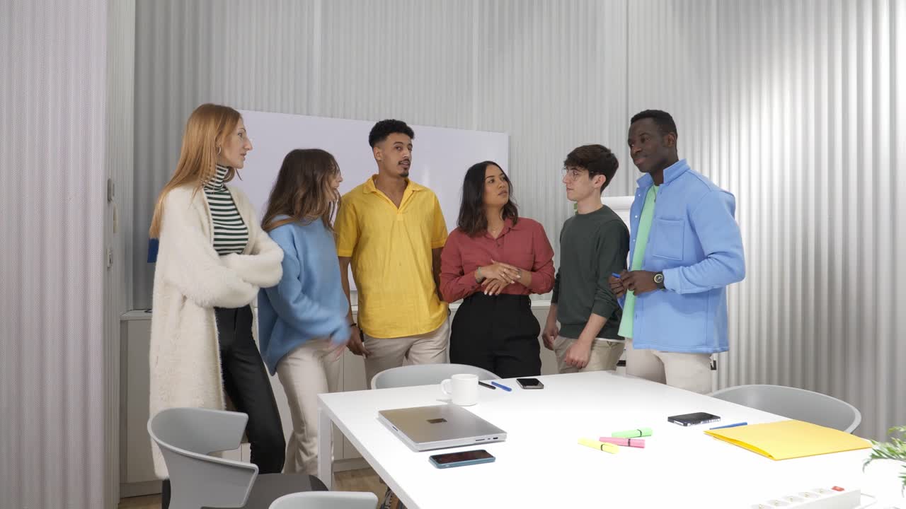 Mangfoldigt startup-team diskuterer strategi på et moderne kontor