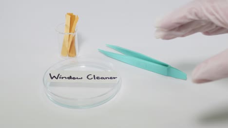 prueba de papel litmus para la solución de limpiador de ventanas