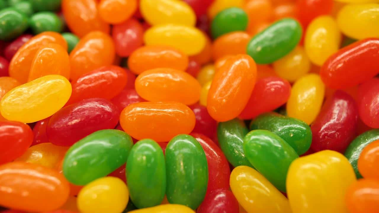 super primer plano de un dragee multicolor. dulces multicolores. dulces de pascua de colores. dulces rojos, verdes, amarillos y naranjas.