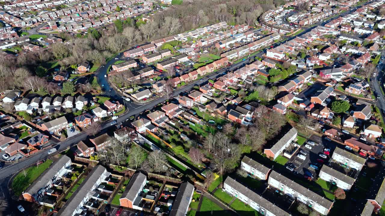 Luftaufnahme einer Landschaft mit einer Drohne über Sholing, einer Region in Southampton, England. Eine wunderschöne Vorstadt mit roten Häusern, Gärten, stark befahrenen Straßen mit Verkehr und Autos während eines wunderschönen Wintersonnenuntergangs