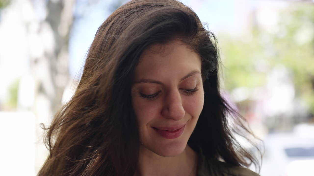 disfrutando de su día en una ciudad ventosa