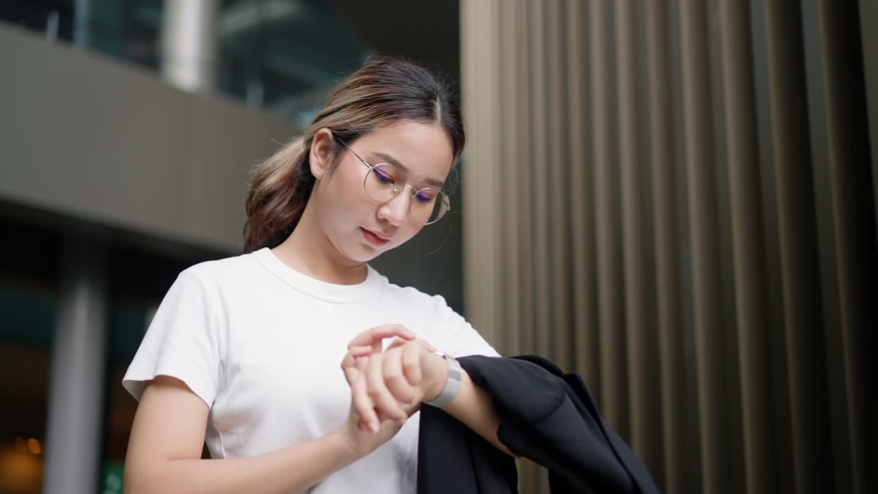 use su reloj inteligente para comprobar los mensajes enviados por otras personas.