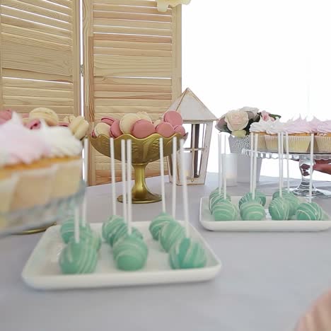 delicioso buffet dulce con pasteles