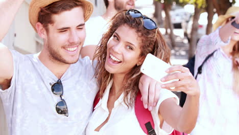 Pareja-De-Cadera-Tomando-Selfie