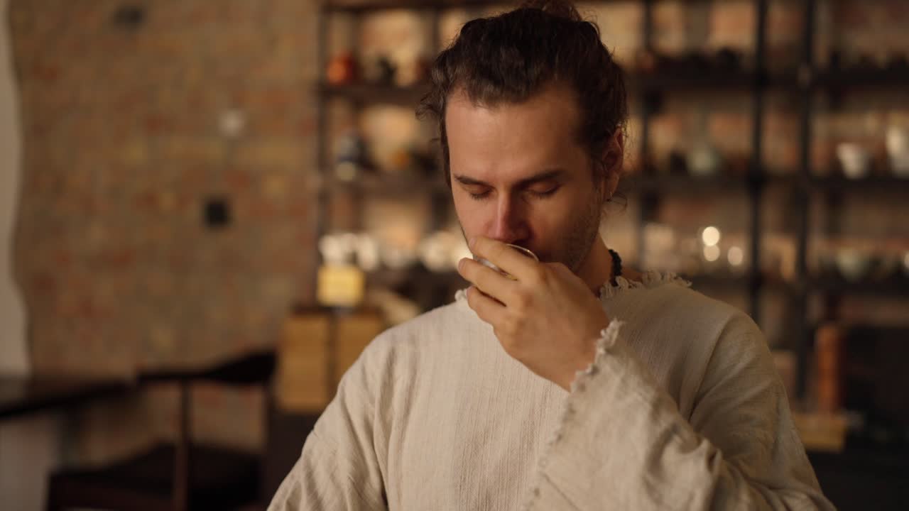 차를 마시는 남자