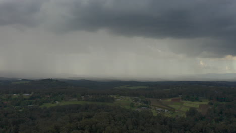 cámara empujando hacia adelante, mostrando un paisaje bajo nubes gruesas, insinuando una posible lluvia