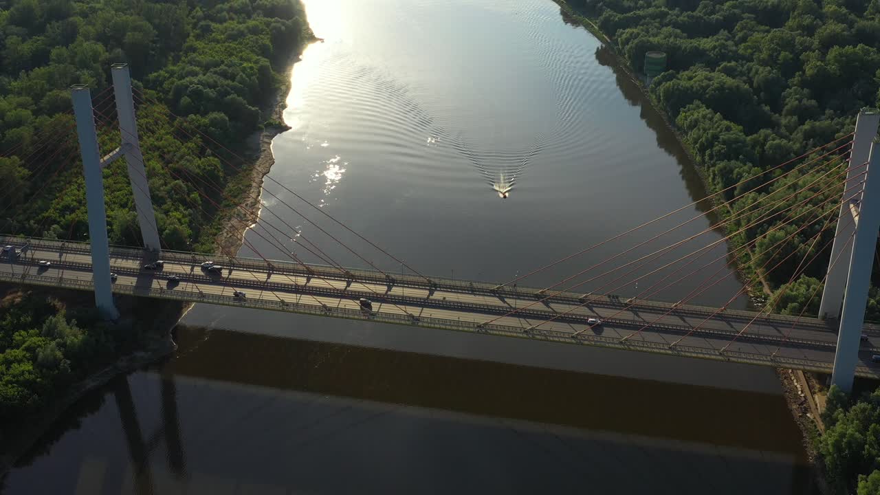 공중 드론 비행 하향식 고속도로 바쁜 도시 러시아워 교통 체증 고속도로
