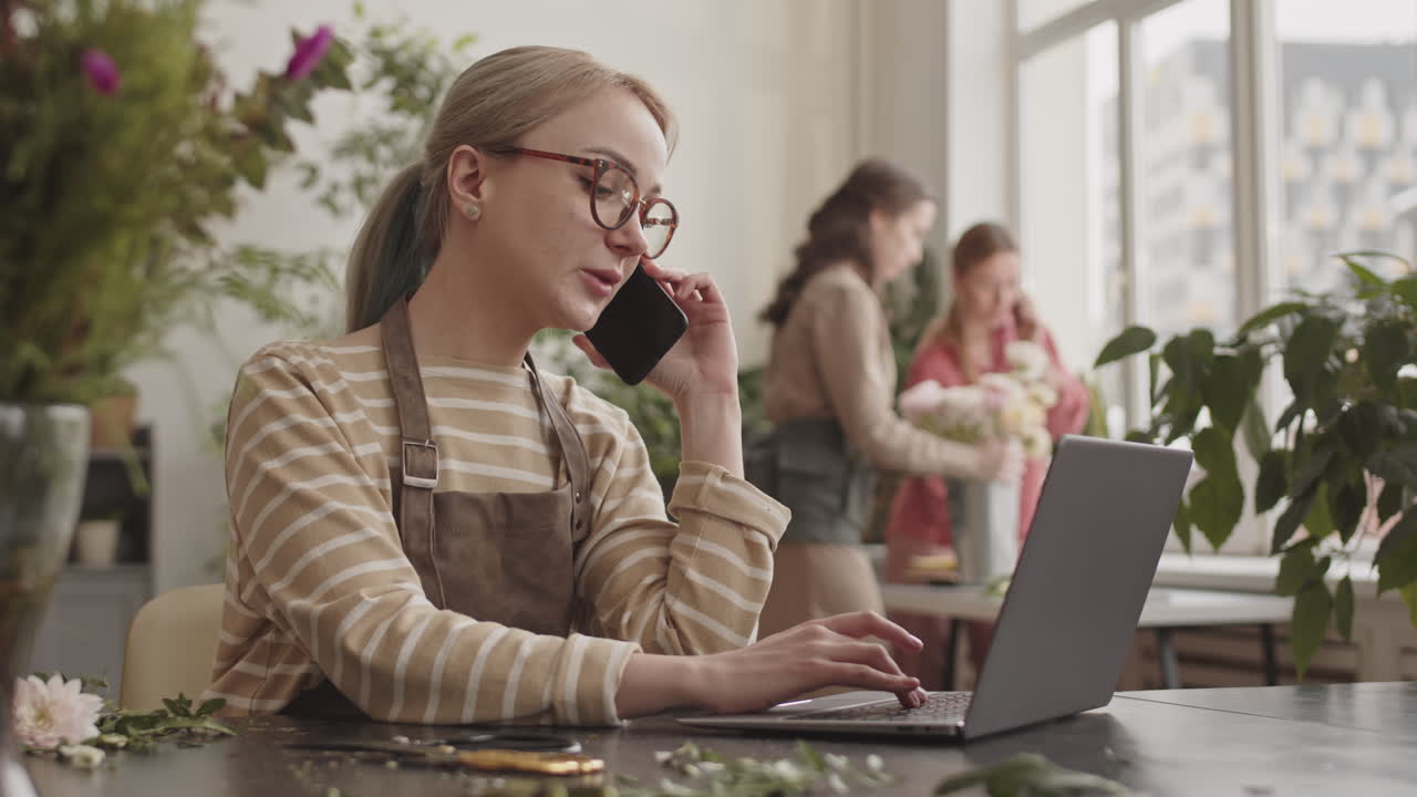 Blomsterdekoratør arbejder i en blomsterbutik