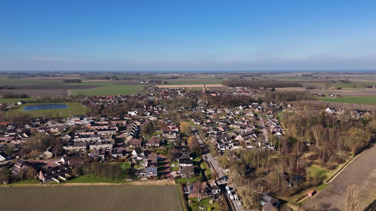 Luchtfoto van een klein dorp omringd door landbouwgrond