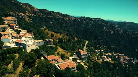 un pueblo bereber en la cima de la montaña en tizi ouezou argelia