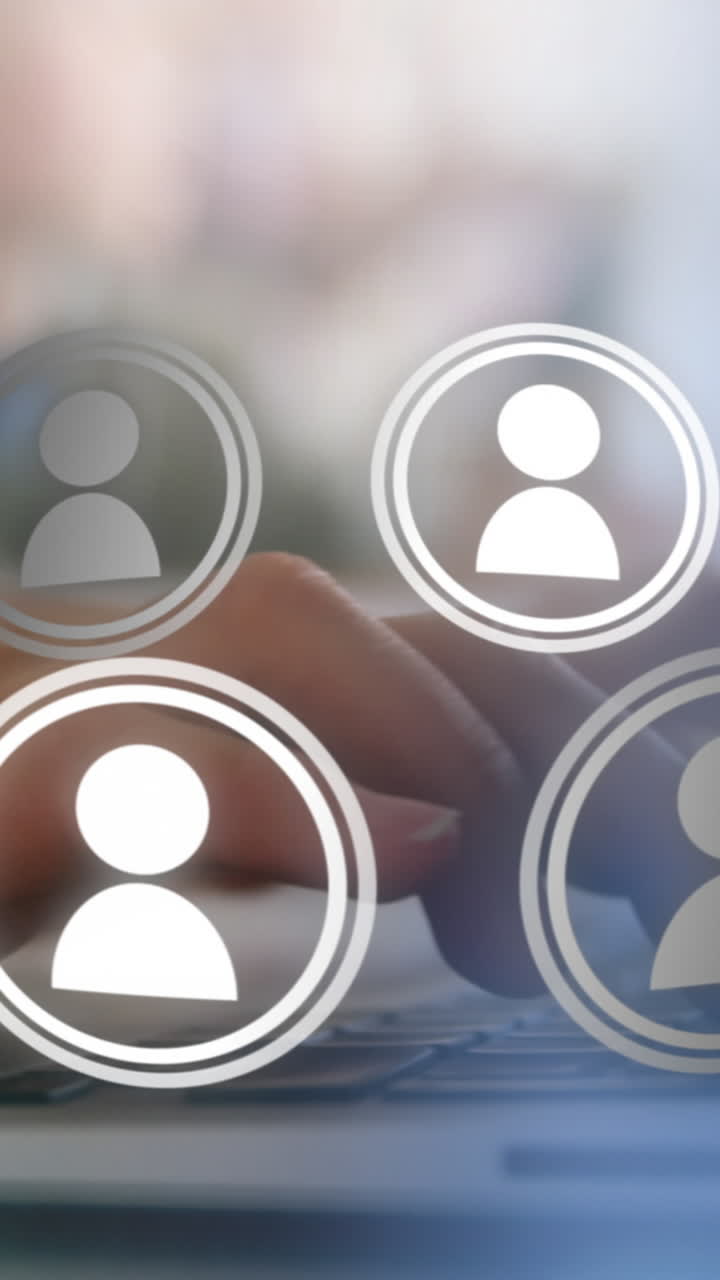 Animação de rede de ícones digitais de pessoas sobre empresária usando laptop no escritório