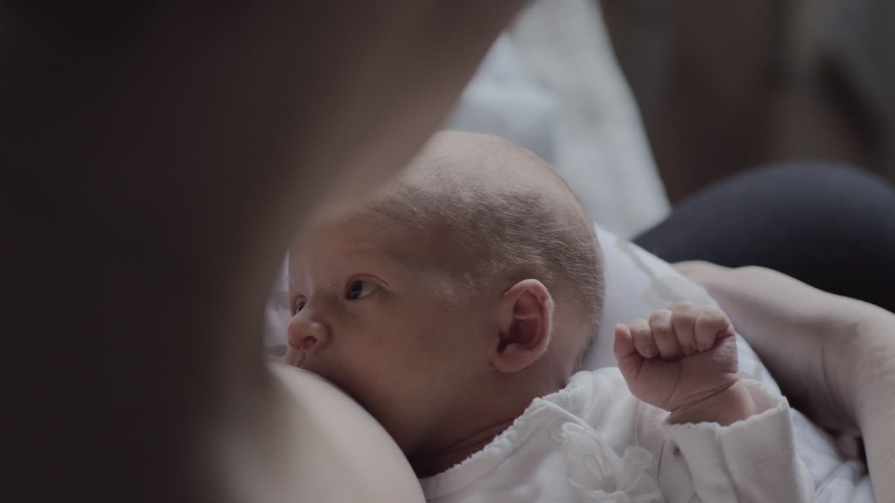 madre amamantando al recién nacido en casa