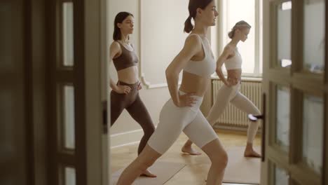 mujeres practicando posturas de yoga