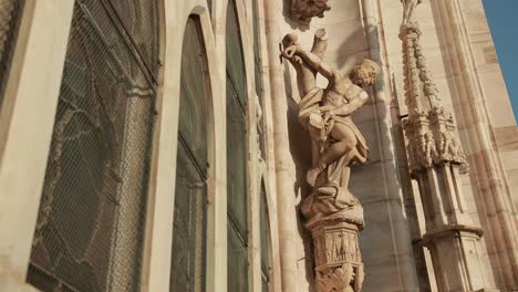 esculturas de santos y mártires que decoran la catedral de milán duomo de milán