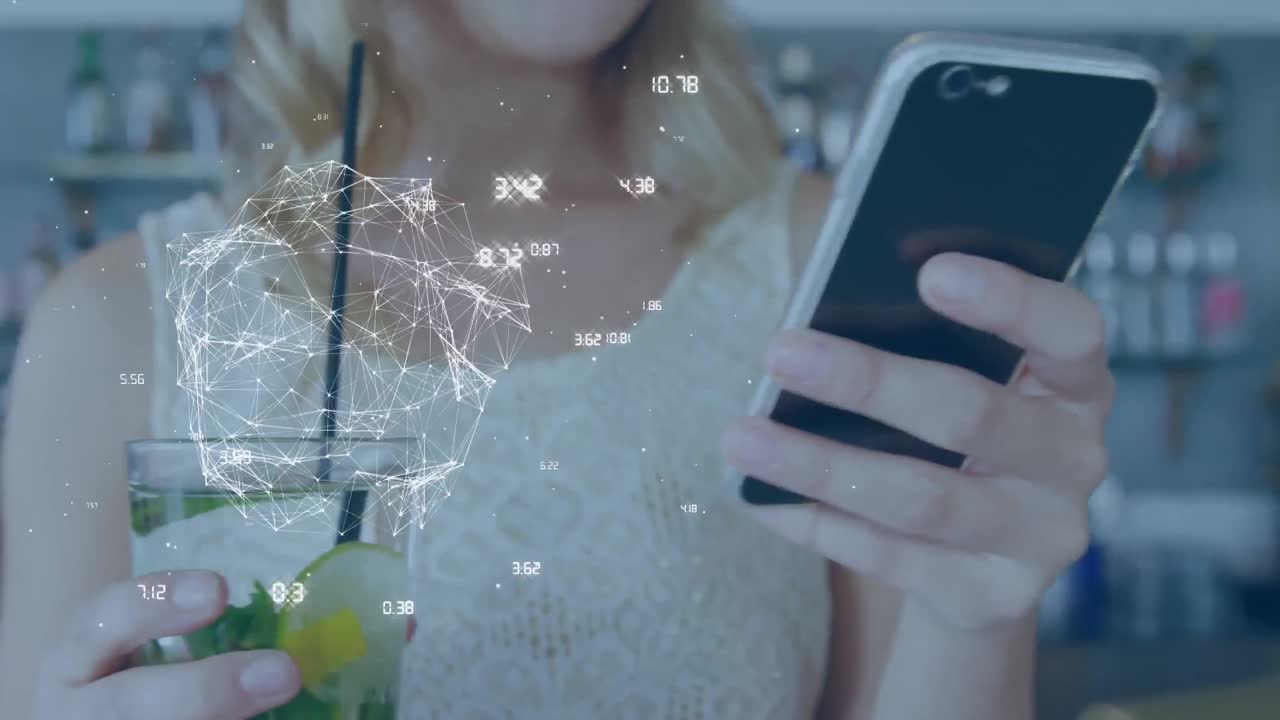 animación de una red de conexiones a través de una mujer caucásica usando un teléfono inteligente