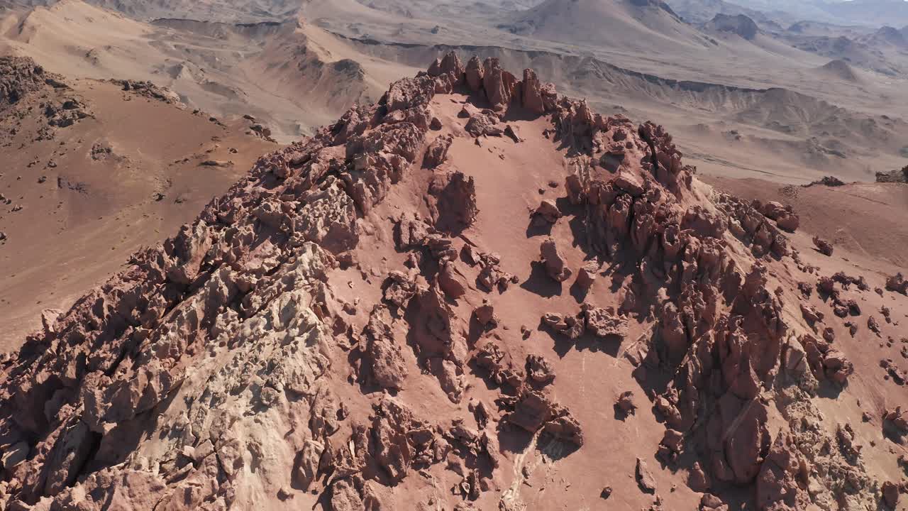 desierto árido y piedras extrañas.